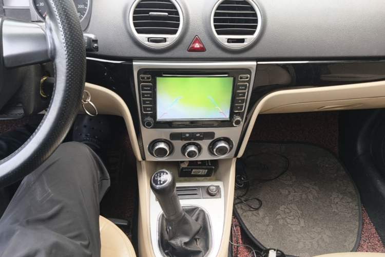 Used Volkswagen Lavida 2013 Classic 1.6L Manual Fashion Edition Audio And AC Panel