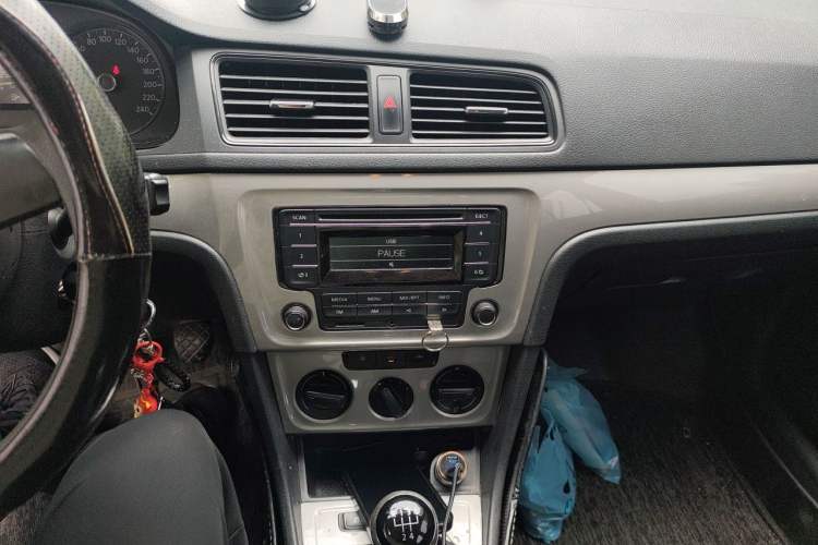 Used Volkswagen Lavida 2013 Revised Classic 1.6L Manual Fashion Edition Audio And AC Panel