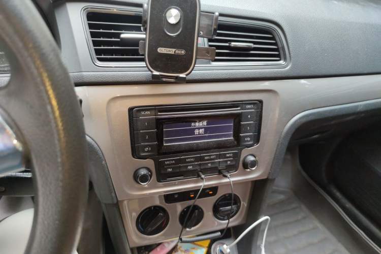 Used Volkswagen Lavida 2013 Revised Classic 1.6L Manual Fashion Edition Audio And AC Panel