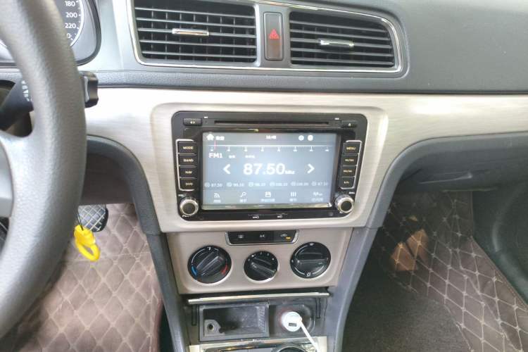 Used Volkswagen Lavida 2013 Restyled Classic 1.6L Manual Comfort Edition Audio And AC Panel