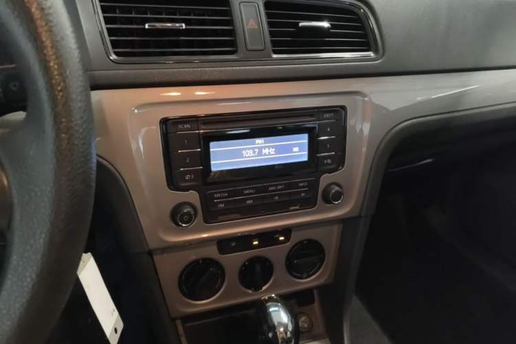 Used Volkswagen Lavida 2013 Revised Classic 1.6L Automatic Fashion Edition Audio And AC Panel