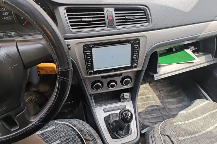 Used Volkswagen Lavida 2013 1.6L Manual Fashion Edition Audio And AC Panel