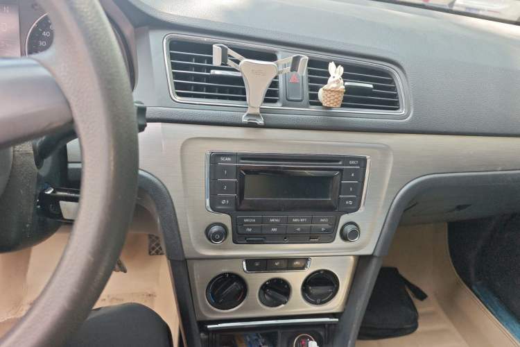 Used Volkswagen Lavida 2013 Restyled Classic 1.6L Automatic Comfort Edition Audio And AC Panel