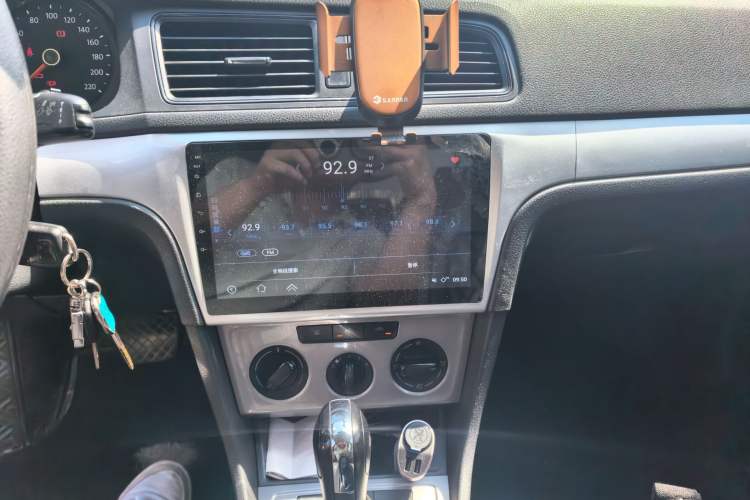 Used Volkswagen Lavida 2013 1.6L Automatic Fashion Edition Audio And AC Panel