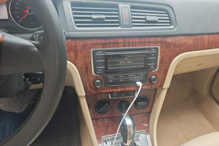 Used Volkswagen Lavida 2013 Restyled Classic 1.6L Automatic Comfort Edition Audio And AC Panel