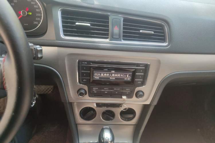 Used Volkswagen Lavida 2013 Restyled Classic 1.6L Automatic Comfort Edition Audio And AC Panel