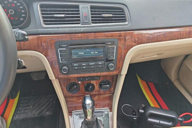 Used Volkswagen Lavida 2013 1.6L Automatic Fashion Edition Audio And AC Panel
