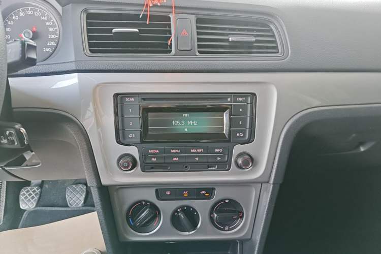 Used Volkswagen Lavida 2013 Revised Classic 1.6L Manual Fashion Edition Audio And AC Panel
