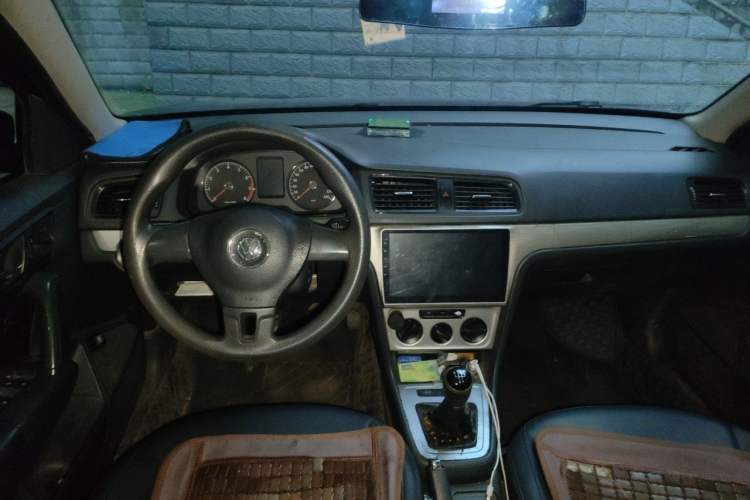 Used Volkswagen Lavida 2013 Revised Classic 1.6L Manual Fashion Edition Center Console