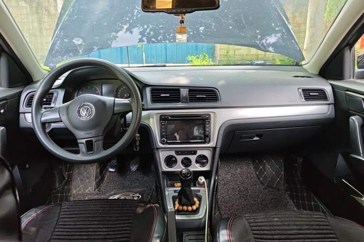 Used Volkswagen Lavida 2013 Revised Classic 1.6L Manual Fashion Edition Center Console