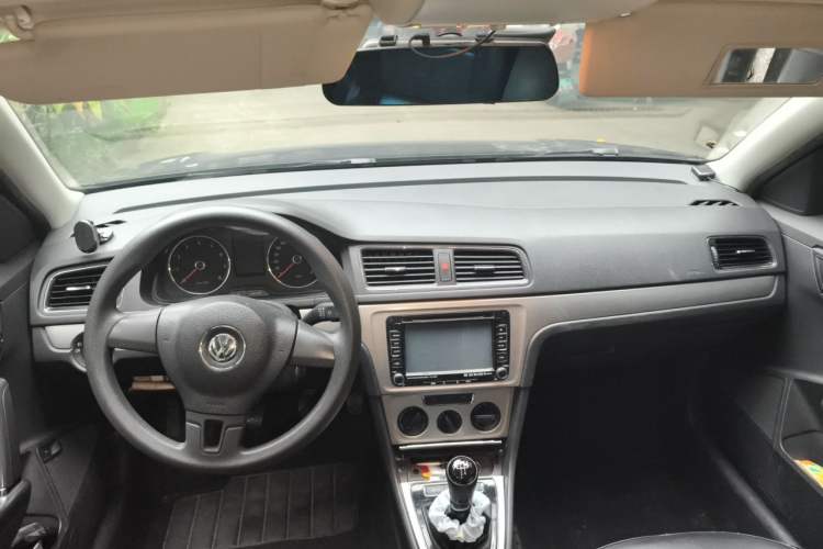 Used Volkswagen Lavida 2013 Restyled Classic 1.6L Manual Comfort Edition Center Console