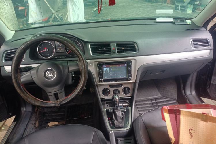 Used Volkswagen Lavida 2013 Restyled Classic 1.6L Automatic Comfort Edition Center Console