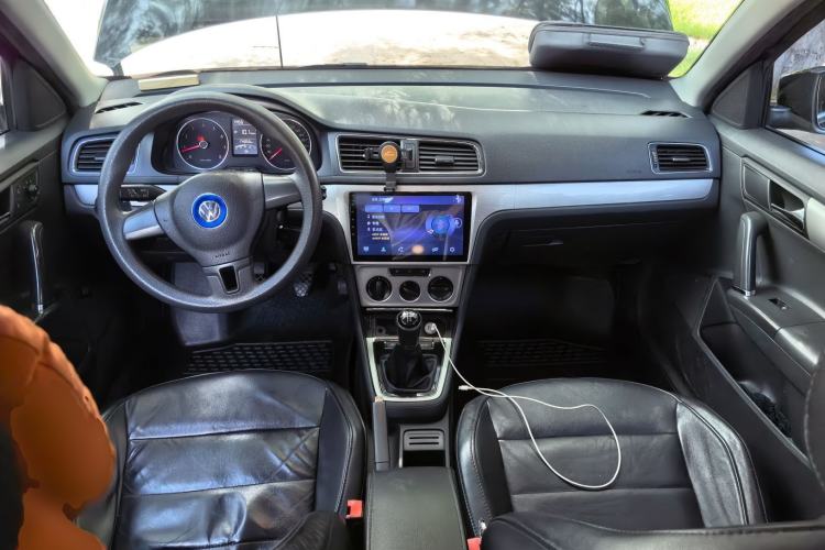 Used Volkswagen Lavida 2013 Revised Classic 1.6L Manual Fashion Edition Center Console