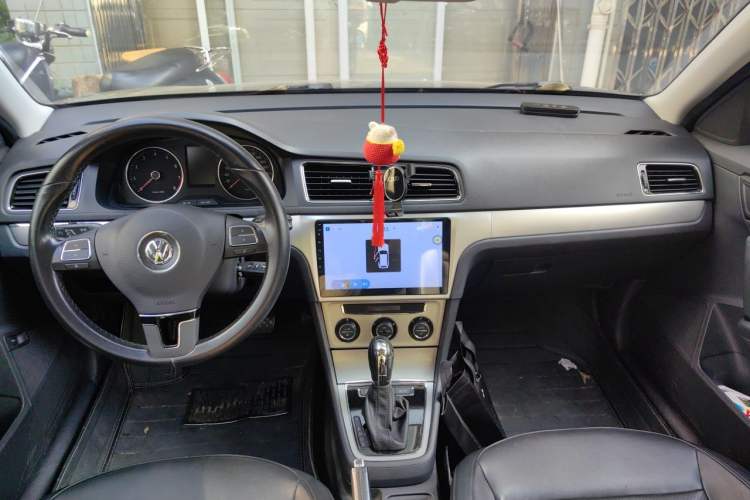 Used Volkswagen Lavida 2013 Revised Version 1.6L Automatic Luxury Edition Center Console