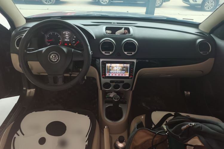 Used Volkswagen Lavida 2013 Classic 1.6L Manual Fashion Edition Center Console