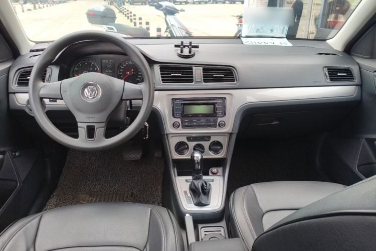Used Volkswagen Lavida 2013 Revised Classic 1.6L Automatic Fashion Edition Center Console