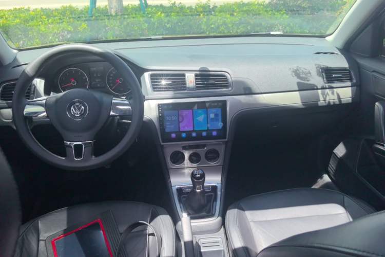 Used Volkswagen Lavida 2013 Restyled Classic 1.6L Manual Comfort Edition Center Console