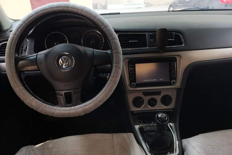 Used Volkswagen Lavida 2013 Revised Version 1.4 TSI Manual Comfort Edition Center Console