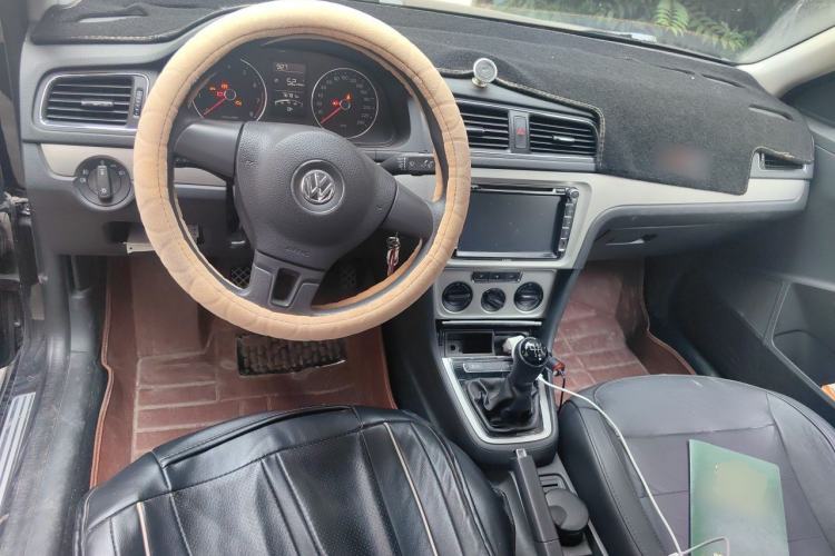 Used Volkswagen Lavida 2013 Restyled Classic 1.6L Manual Comfort Edition Center Console