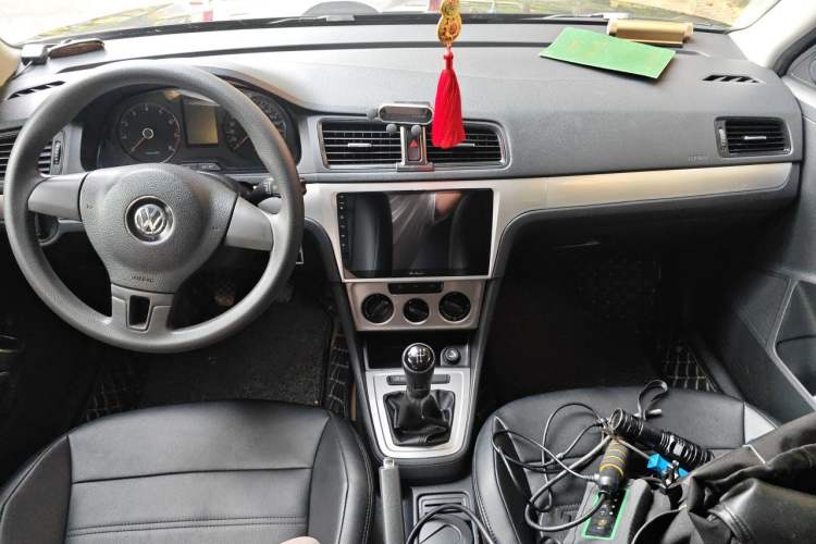 Used Volkswagen Lavida 2013 Revised Classic 1.6L Manual Fashion Edition Center Console