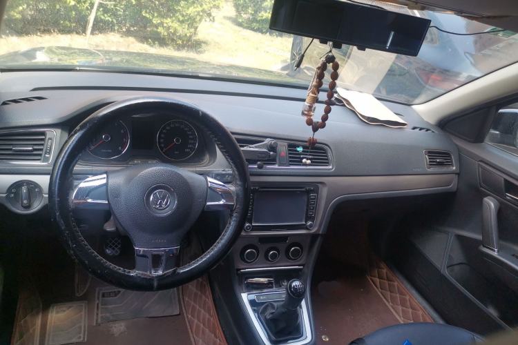 Used Volkswagen Lavida 2013 Restyled Classic 1.6L Manual Comfort Edition Center Console