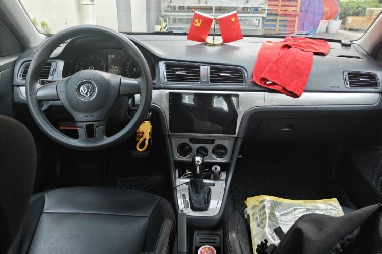 Used Volkswagen Lavida 2013 Classic 1.6L Automatic Fashion Edition Center Console