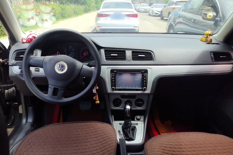 Used Volkswagen Lavida 2013 Revised Classic 1.6L Automatic Fashion Edition Center Console