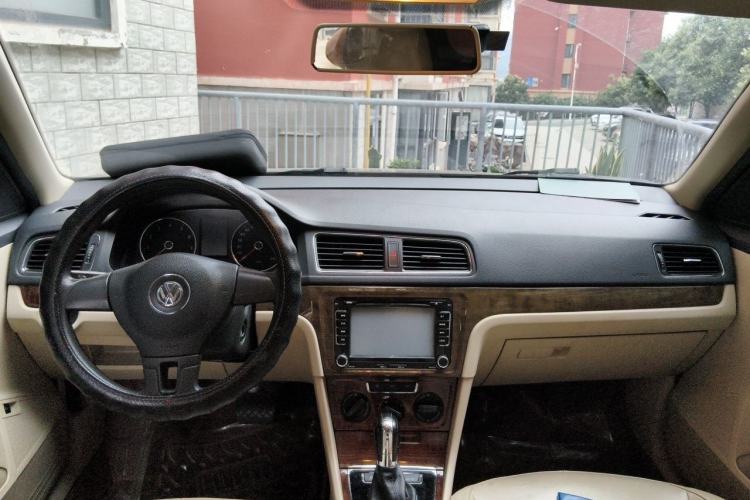 Used Volkswagen Lavida 2013 Restyled Classic 1.6L Automatic Comfort Edition Center Console