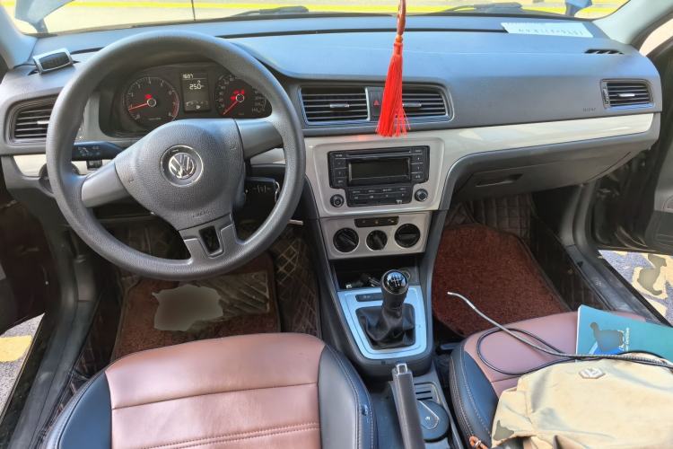 Used Volkswagen Lavida 2013 Revised Classic 1.6L Manual Fashion Edition Center Console