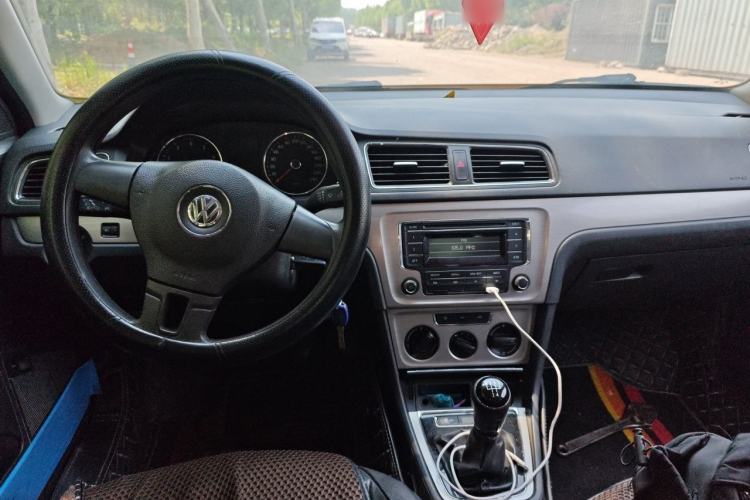 Used Volkswagen Lavida 2013 Restyled Classic 1.6L Manual Comfort Edition Center Console
