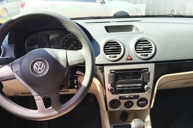 Used Volkswagen Lavida 2013 Classic 1.6L Manual Fashion Edition Center Console