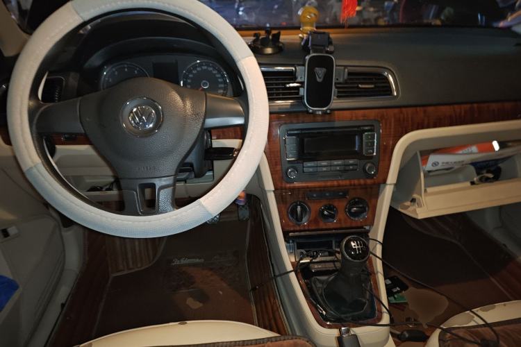 Used Volkswagen Lavida 2013 1.4TSI Manual Comfort Edition Center Console