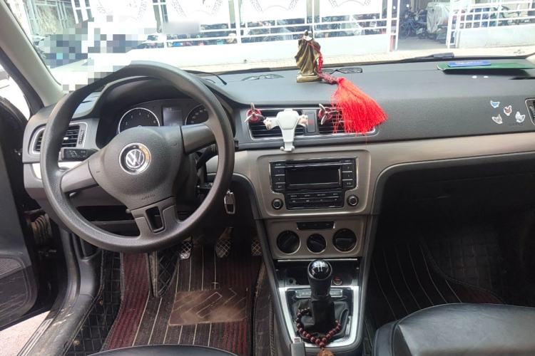 Used Volkswagen Lavida 2013 Restyled Classic 1.6L Manual Comfort Edition Center Console