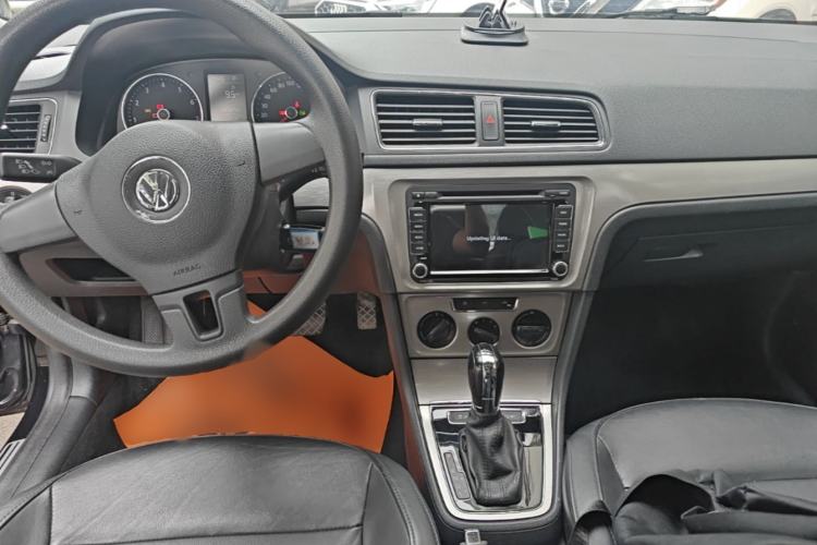 Used Volkswagen Lavida 2013 Restyled Classic 1.6L Automatic Comfort Edition Center Console