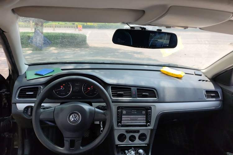 Used Volkswagen Lavida 2013 1.6L Manual Comfort Edition Center Console