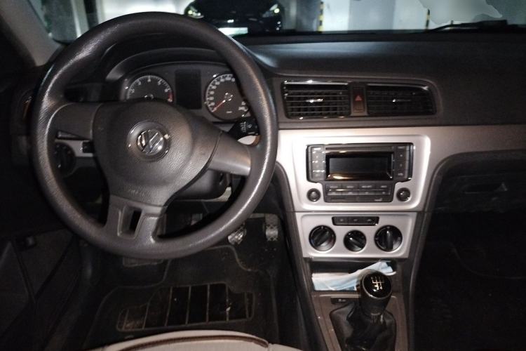 Used Volkswagen Lavida 2013 Revised Classic 1.6L Manual Fashion Edition Center Console
