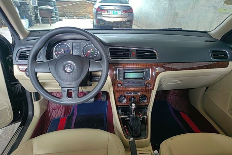 Used Volkswagen Lavida 2013 Restyled Classic 1.6L Automatic Comfort Edition Center Console