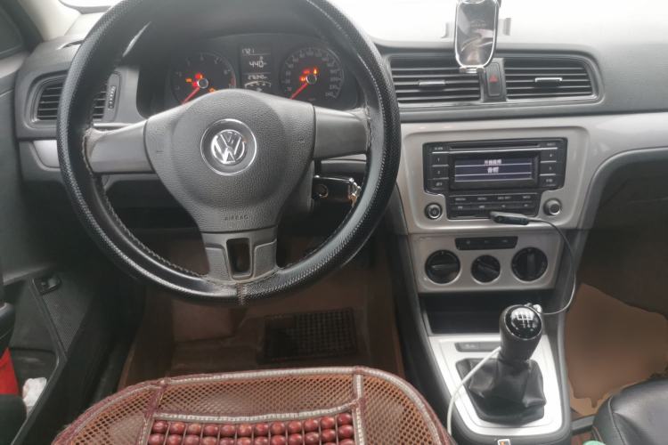 Used Volkswagen Lavida 2013 Revised Classic 1.6L Manual Fashion Edition Center Console