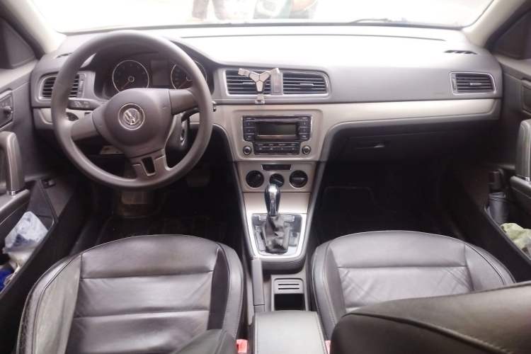 Used Volkswagen Lavida 2013 Restyled Classic 1.6L Automatic Comfort Edition Center Console