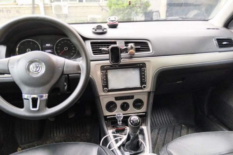 Used Volkswagen Lavida 2013 1.6L Manual Comfort Edition Center Console
