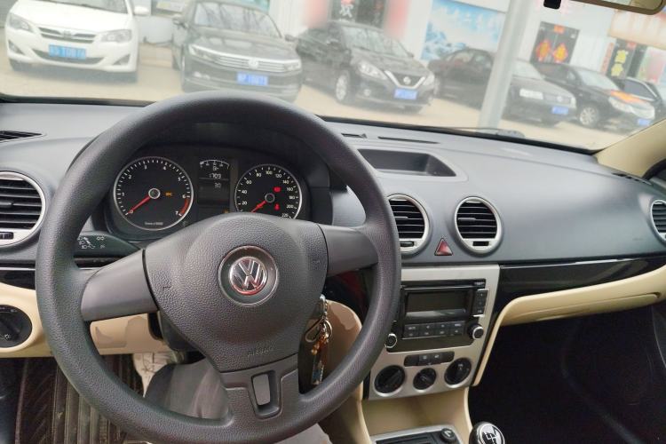 Used Volkswagen Lavida 2013 Classic 1.6L Manual Fashion Edition Center Console