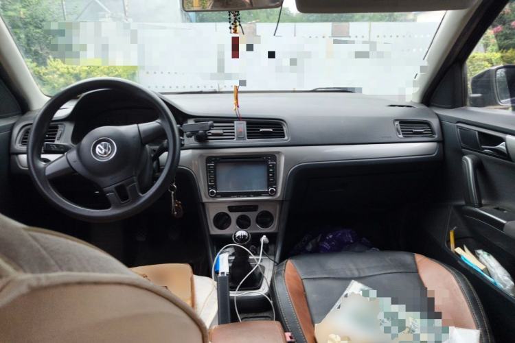 Used Volkswagen Lavida 2013 Revised Classic 1.6L Manual Fashion Edition Center Console