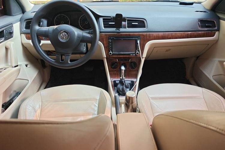 Used Volkswagen Lavida 2013 Restyled Classic 1.6L Automatic Comfort Edition Center Console