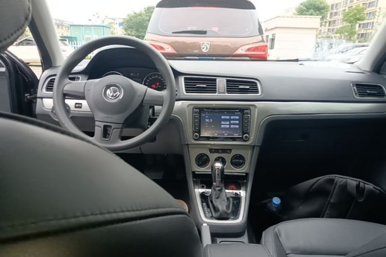Used Volkswagen Lavida 2013 Restyled Classic 1.6L Automatic Comfort Edition Center Console