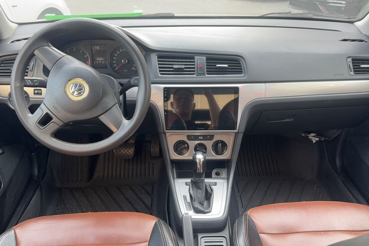 Used Volkswagen Lavida 2013 Revised Classic 1.6L Automatic Fashion Edition Center Console
