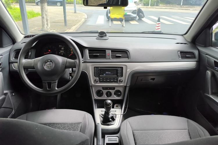 Used Volkswagen Lavida 2013 Revised Classic 1.6L Manual Fashion Edition Center Console