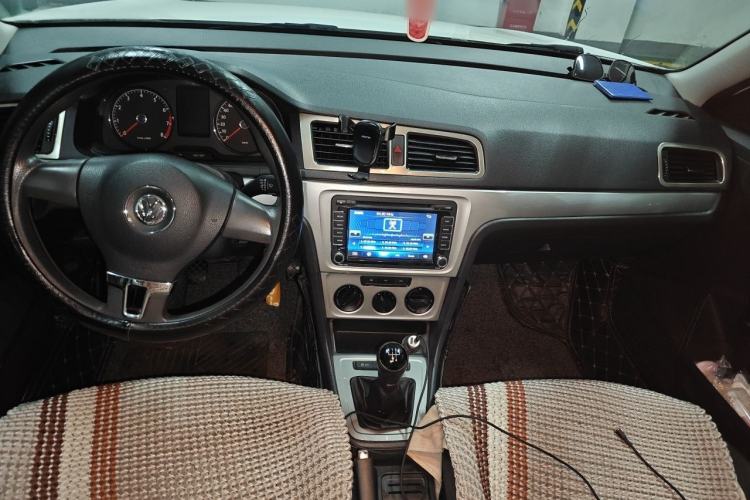 Used Volkswagen Lavida 2013 Revised Classic 1.6L Manual Fashion Edition Center Console
