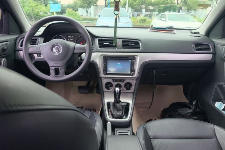 Used Volkswagen Lavida 2013 1.6L Automatic Comfort Edition Center Console