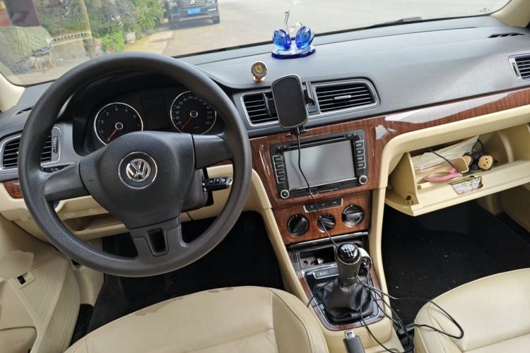 Used Volkswagen Lavida 2013 Restyled Classic 1.6L Manual Comfort Edition Center Console