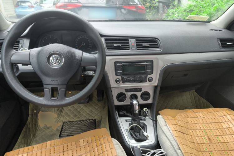 Used Volkswagen Lavida 2013 1.6L Automatic Fashion Edition Center Console